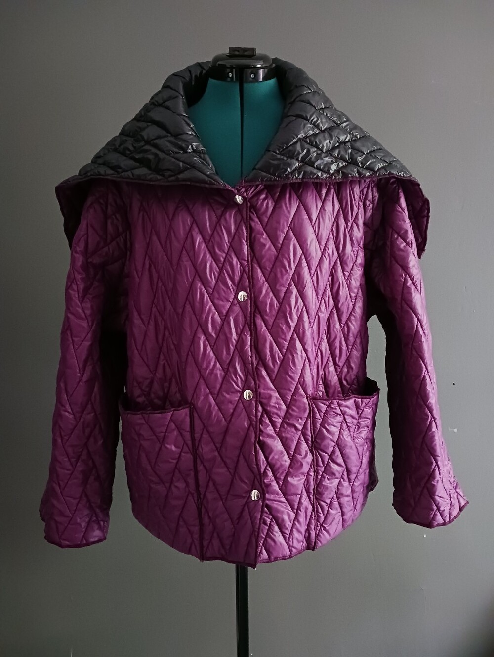 HACHE Quilted puffer jacket in Purple and Black Size 44. US Size 8/ M or L/